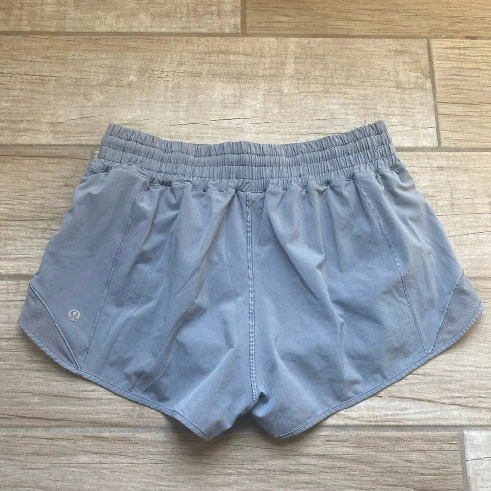 Lululemon Hotty Hot High-Rise Lined Short 2.5" in Rhino Grey ~ Size 8 - Picture 4 of 9